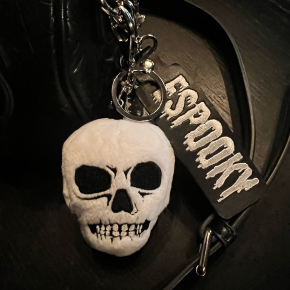 SKULL PLUSH KEYCHAIN - Picture 6 of 6